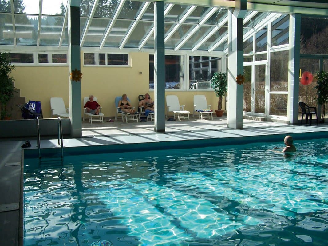 Wintergarten mit Liegen Hallenbad