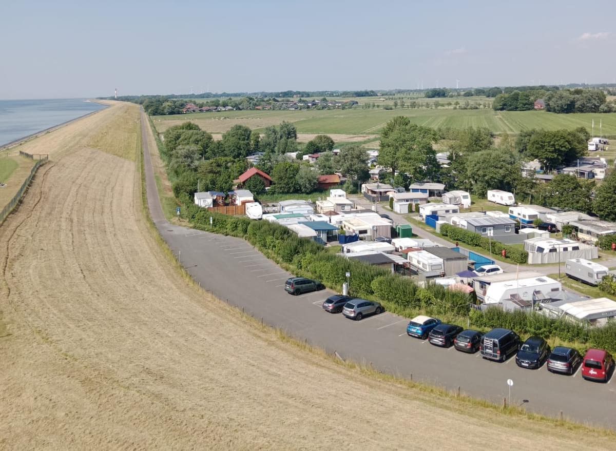 Blick vom Deich auf den Campingpark Galleriebild
