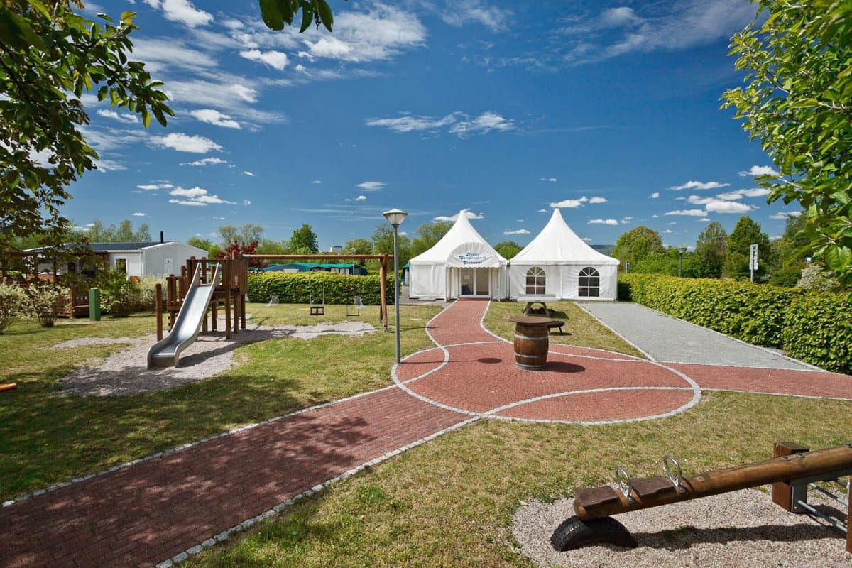 Spielplatz und Veranstaltungszelt Spielplatz und Veranstaltungszelt