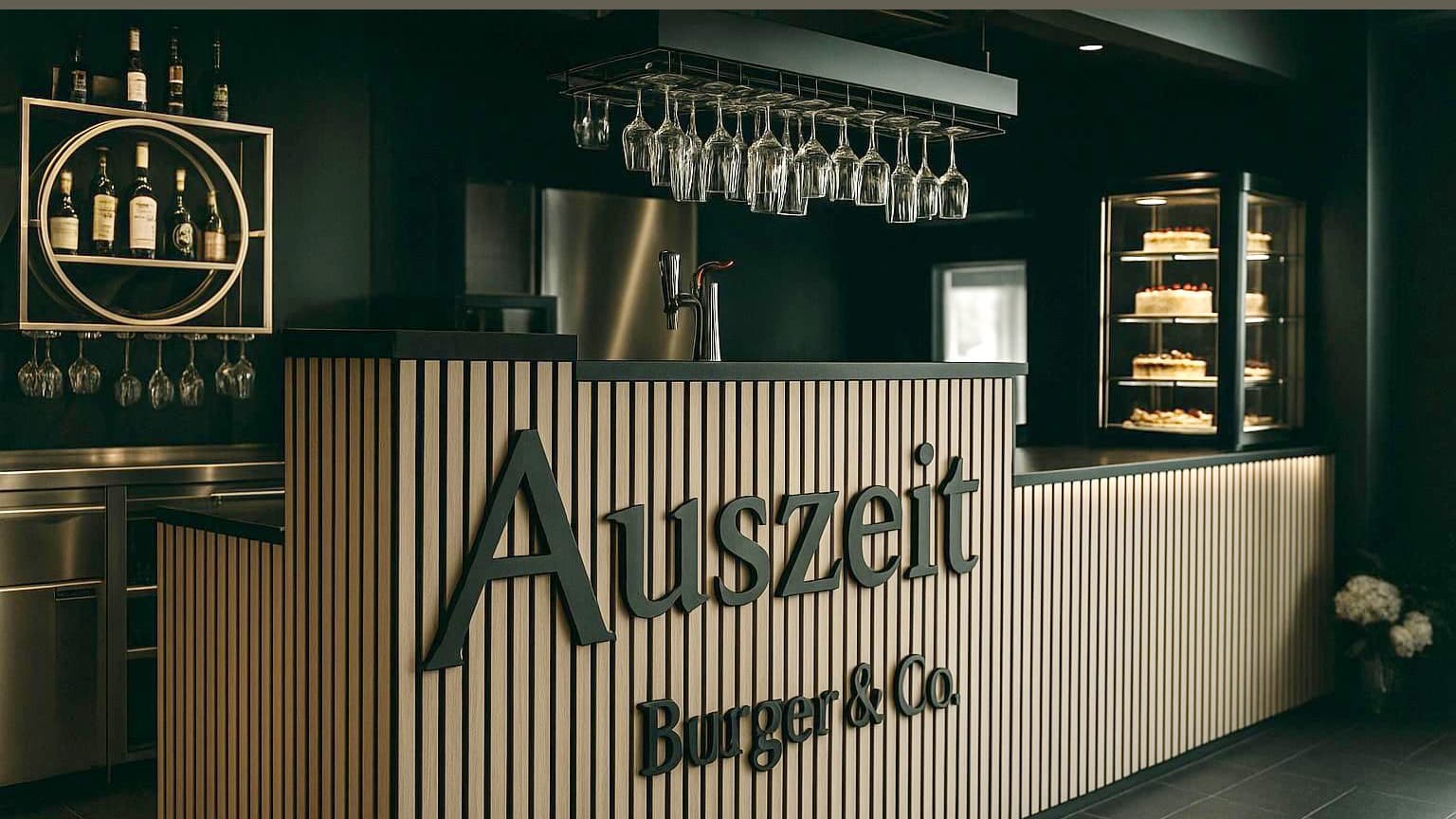 Restaurant Modernes Restaurantinterieur mit einer holzgetäfelten Theke mit der Aufschrift „Auszeit Burger & Co“, Weingläsern, Flaschen und einer Dessertauslage bei gedämpftem Licht.